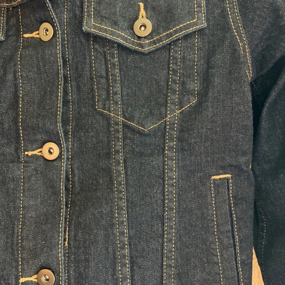 Uniqlo Denim Jacket Dark Wash - Picture 3 of 6